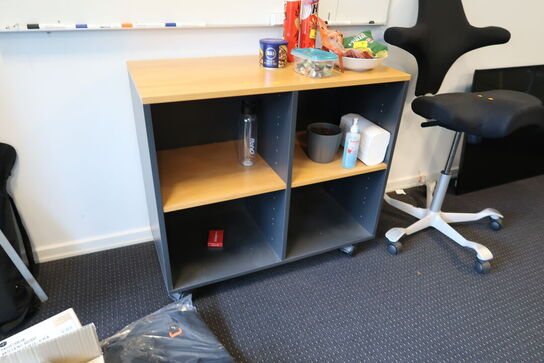 2 stk. reoler/skabe uden indhold