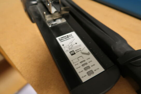 Bord/reol med skæremaskine DAHLE 868, lamineringsmaskine LEITZ m.m.