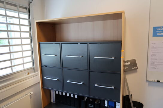 2 stk. reoler/skabe uden indhold