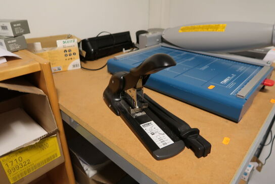 Bord/reol med skæremaskine DAHLE 868, lamineringsmaskine LEITZ m.m.