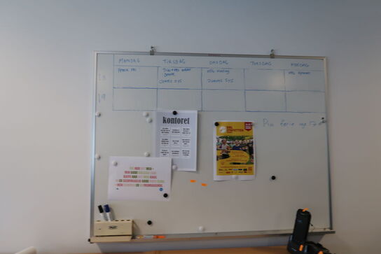 2 stk. reoler uden indhold samt whiteboard