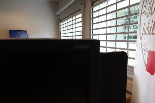 2 stk. computerskærme SAMSUNG S24E650 med tastatur og mus