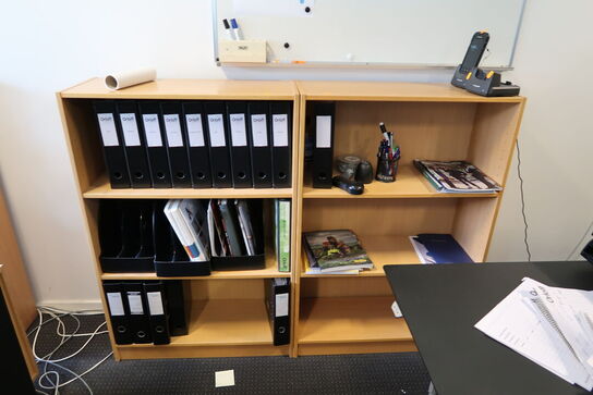 2 stk. reoler uden indhold samt whiteboard