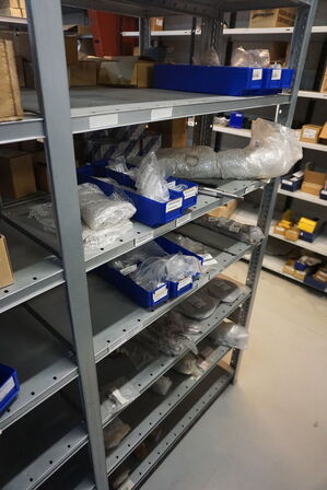 Indhold på reol af diverse reservedele over el til værktøjsmaskiner