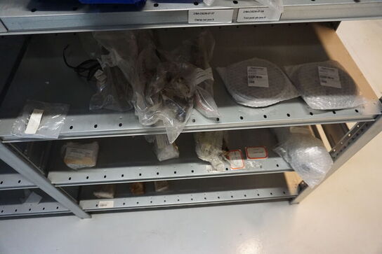 Indhold på reol af diverse reservedele over el til værktøjsmaskiner
