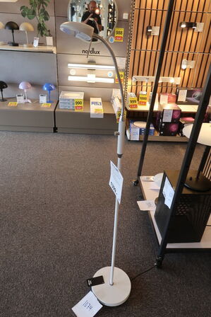 HALO DESIGN VEGAS 1 ARM HVID GULVLAMPE