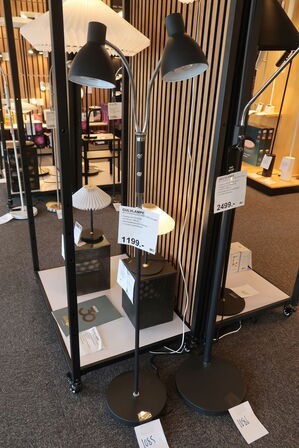 HALO DESIGN HUDSON LED 2 ARM SORT GULVLAMPE