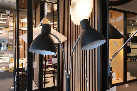 HALO DESIGN HUDSON LED 2 ARM SORT GULVLAMPE