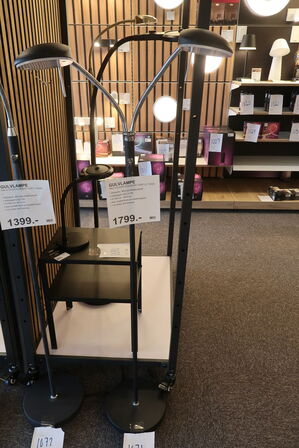HALO DESIGN VEGAS 2 ARM SORT GULVLAMPE