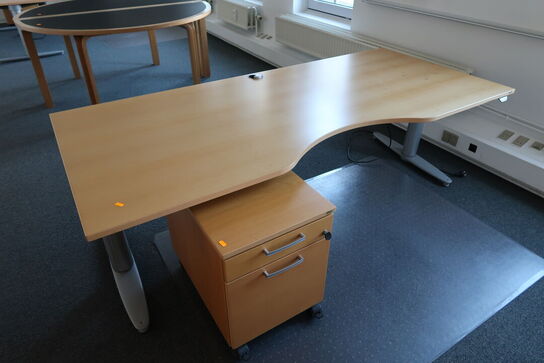 2 stk. el. hæve/sænke skriveborde KINNARPS, skuffemodul, kontorstol, bord m.m.