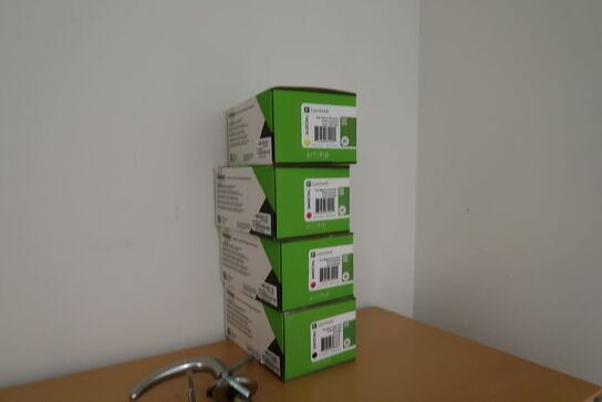 Reol, toner, bord samt trappestige