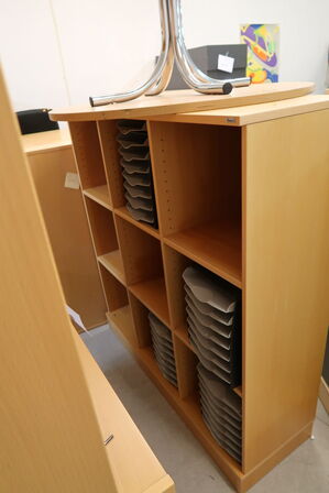 2 stk. reoler, bord, 2 stk. skuffemoduler, skab KINNARPS, kontorstol m.m.