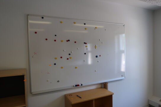 2 stk. reoler, whiteboard, opslagstavler m.m.