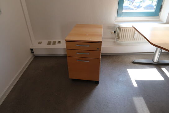 2 stk. el. hæve/sænke skriveborde KINNARPS, reoler, kontorstol m.m.