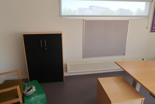 2 stk. el. hæve/sænke skriveborde KINNARPS, skuffemoduler, reoler, plakater m.m.