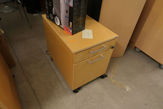 2 stk. skuffemoduler, elradiator, 3 stk. skrivebordslamper FLOS