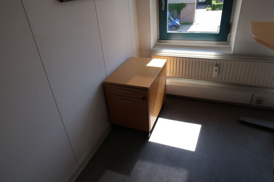 El. hæve/sænke skrivebord KINNARPS, reoler, skuffemodul m.m.