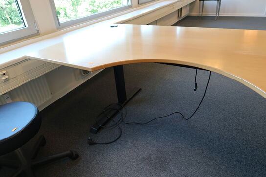 El. hæve/sænke skrivebord KINNARPS, kontorstol, skuffemodul, stumtjener m.m.