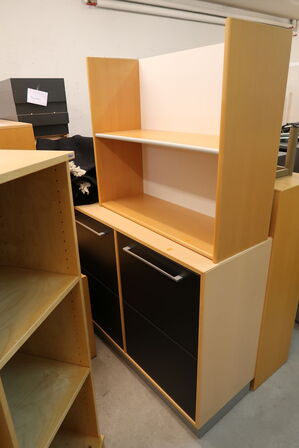 2 stk. reoler, bord, 2 stk. skuffemoduler, skab KINNARPS, kontorstol m.m.
