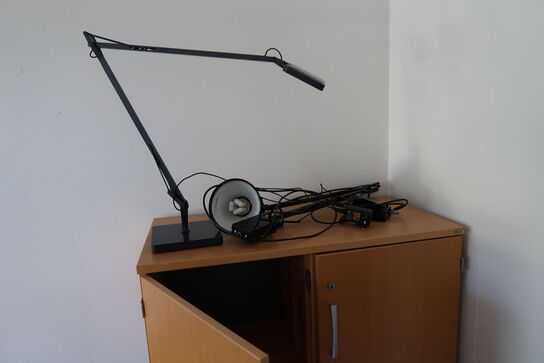 5 stk. skrivebordslamper FLOS Kelvin T Adj Eco, skab, whiteboard m.m.
