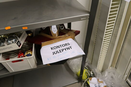 Lagerreol med div. Julepynt, kuffert samt vægure