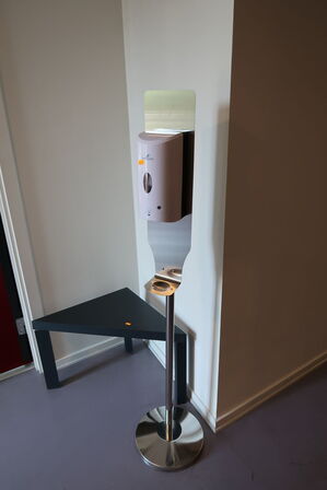 Hjørnebord samt spritdispenser