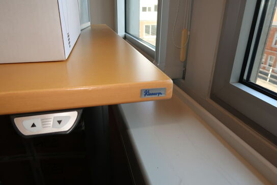 Barbord, elefantfod, el. hæve/sænke skrivebord KINNARPS, reol uden indhold