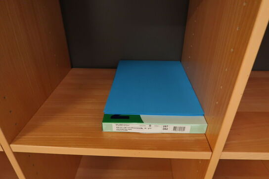 Reol, toner, bord samt trappestige