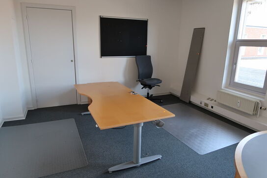 2 stk. el. hæve/sænke skriveborde KINNARPS, skuffemodul, kontorstol, bord m.m.