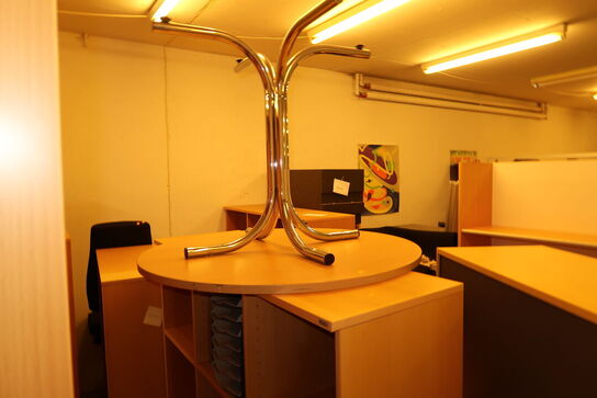 2 stk. reoler, bord, 2 stk. skuffemoduler, skab KINNARPS, kontorstol m.m.