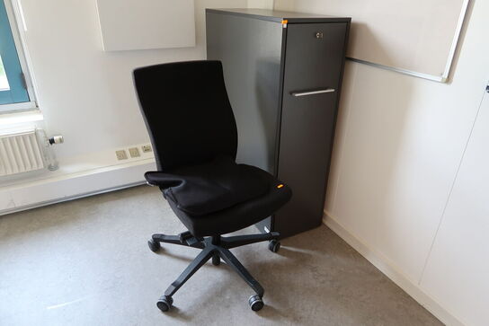Kontorstol, skab DENCON, opslagstavle, whiteboard m.m.