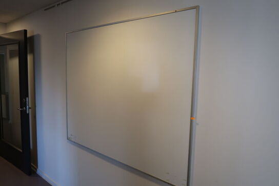 Skab, 2 stk. plakater samt whiteboard