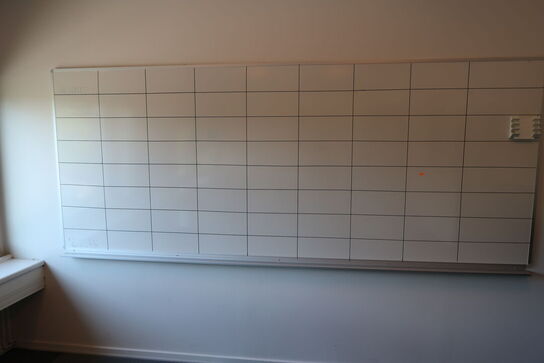 2 stk. opslagstavler, 2 stk. whiteboard