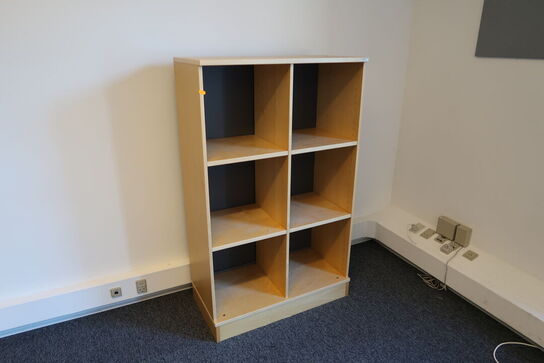 4 stk. skabe/reoler KINNARPS samt whiteboard m.m.