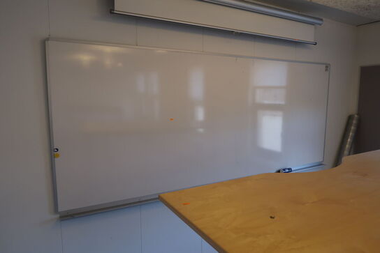 El. hæve/sænke skrivebord KINNARPS, whiteboard, opslagstavle m.m.