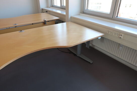 2 stk. el. hæve/sænke skriveborde KINNARPS, reoler, bord, whiteboard m.m.
