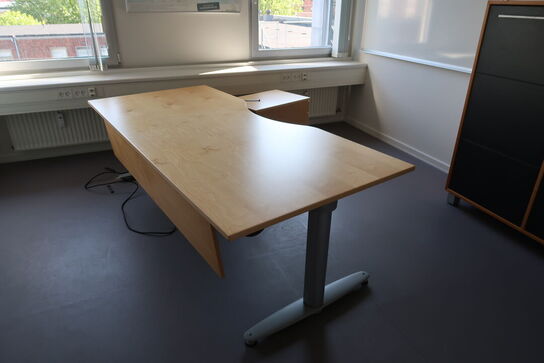 El. hæve/sænke skrivebord KINNARPS, reol, whiteboard m.m.
