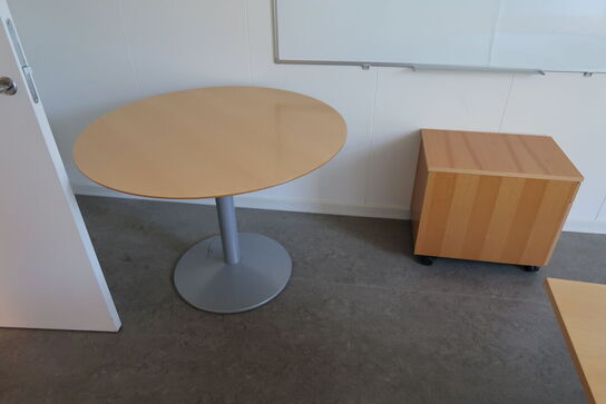 El. hæve/sænke skrivebord EFG, akustikpaneler, whiteboard, bord m.m.