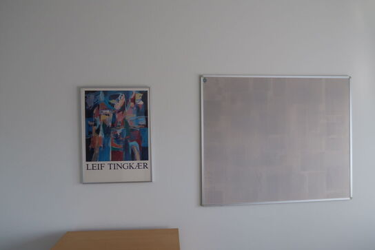 El. hæve/sænke skrivebord KINNARPS, reol, whiteboard m.m.