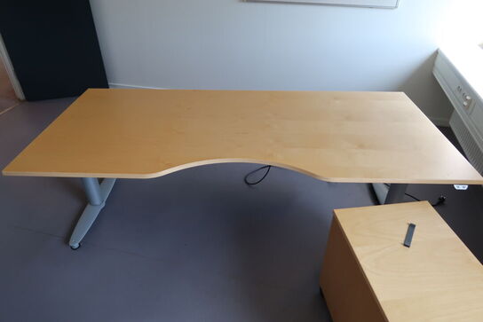El. hæve/sænke skrivebord KINNARPS, reol, whiteboard m.m.