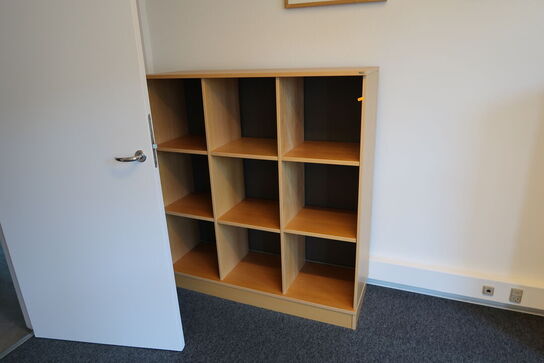 4 stk. skabe/reoler KINNARPS samt whiteboard m.m.