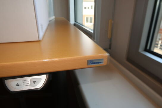 Barbord, elefantfod, el. hæve/sænke skrivebord KINNARPS, reol uden indhold