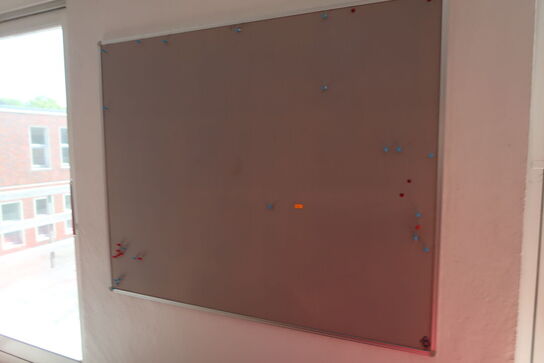 Whiteboard samt opslagstavle