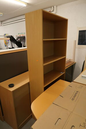 2 stk. reoler, skab, bord HANS J. WEGNER, bord m.m.