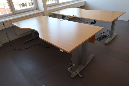 2 stk. el. hæve/sænke skriveborde KINNARPS, reoler, bord, whiteboard m.m.