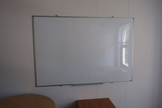El. hæve/sænke skrivebord EFG, akustikpaneler, whiteboard, bord m.m.