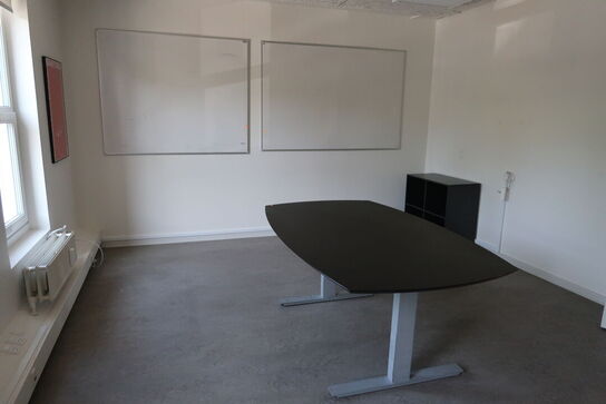 Mødebord FUMAC Fazet, reol, whiteboards m.m.