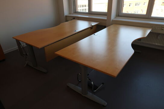 2 stk. el. hæve/sænke skriveborde KINNARPS, reoler, bord, whiteboard m.m.