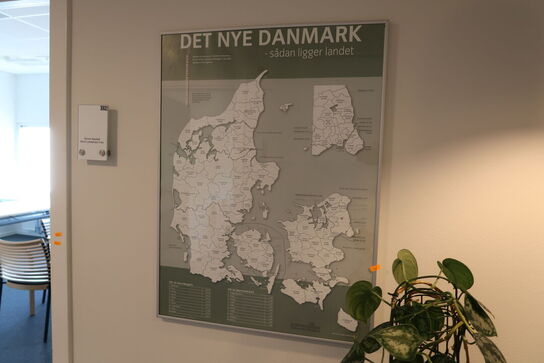 Skab, 2 stk. plakater samt whiteboard