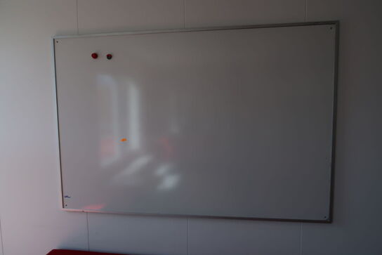 Whiteboard samt opslagstavle